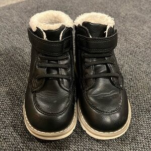 Old Navy Boy’s Faux-Leather, Fur-Lined, No-Tie Boots - Size 7 Toddler